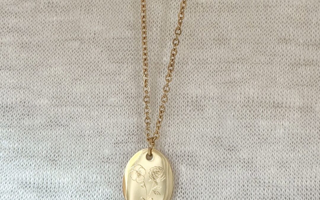 Onze geliefde geboortebloem ketting, nu óók in ovaal vorm